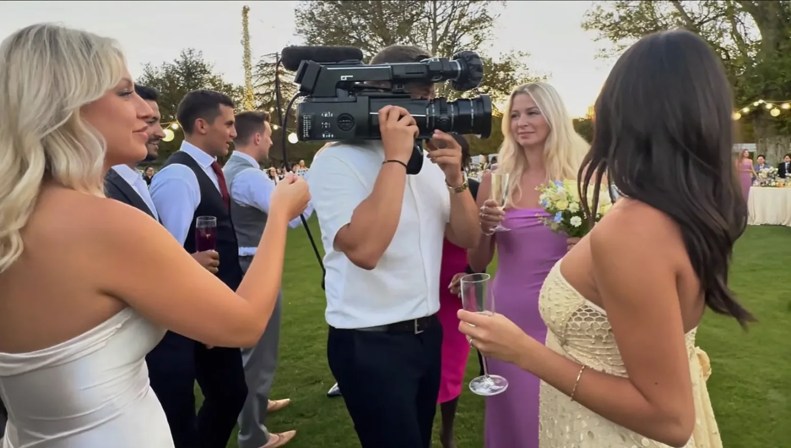 Vidéaste réglant sa caméra sur trépied pendant un événement